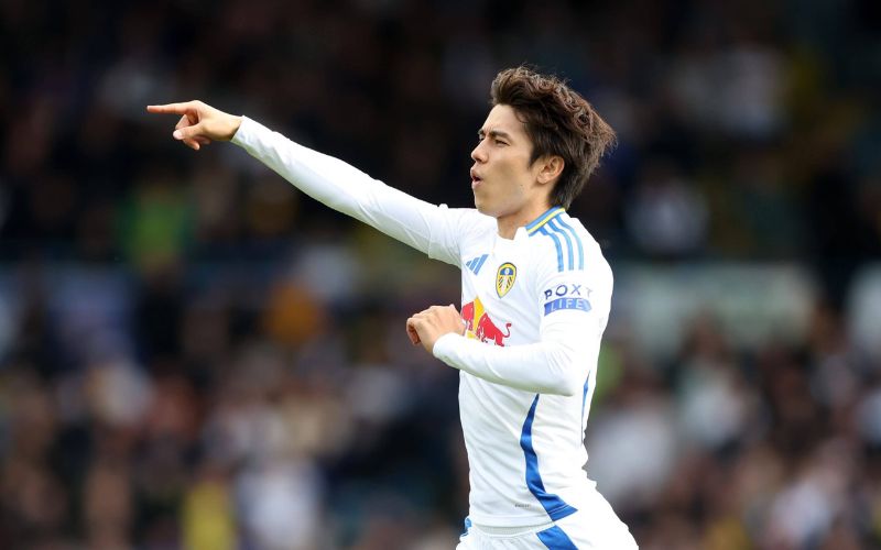 Ao Tanaka được mệnh danh là một tiền vệ phòng ngự đa năng 